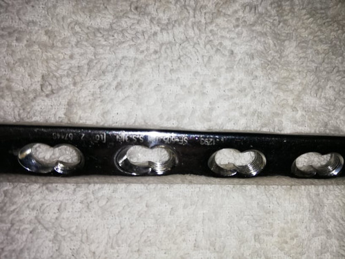 Imagen 3 de 3 de Platina De Titanio Para Fractura De Tibia Y Perones Tornillo