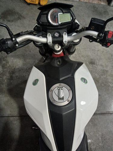 Imagen 13 de 21 de Benelli Tnt 25 250 Año 2017 Impecable Original Segundo Dueño