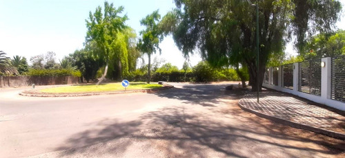 Casa En Venta De 5 Dorm. En Colina