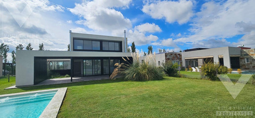 Casa A Estrenar De 5 Ambientes. Piscina Con Vista Al Lago. Oportunidad.
