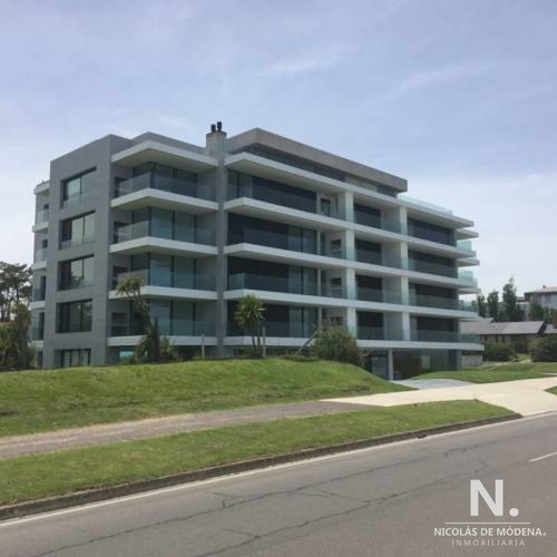 Vende Apartamento Equipado De 3 Dormitorios Frente Al Mar , Punta Del Este 