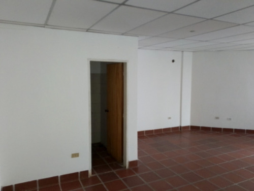 Local En Alquiler, 2e7402, Rafael Gamarra Ofrce Comodo Local En Alquiler, En Pleno Centro De Cabudare, Cerca De Abastos, Tiendas De Ropa, Zapaterias, Comercios Diversos, Con Alto Transito Peatonal
