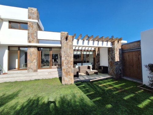 Moderna Casa En Lomas De Montemar, Concón