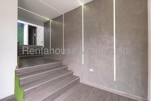 Casa Para Remodelar De Multiples Niveles En Venta Ubicada En Chaguaramos 25-17638