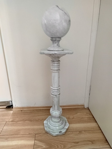 Columna De Mármol Blanco, Con Base Y Esfera De Mármol Blanco