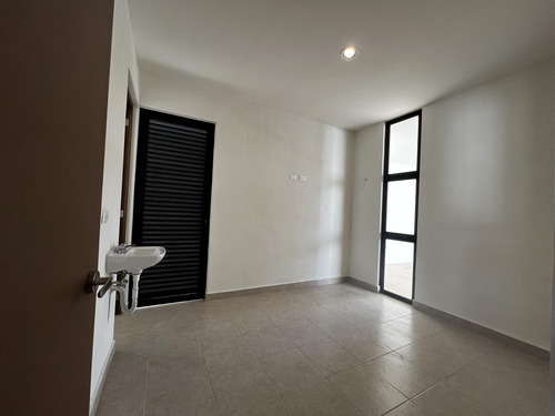 Casa En Venta Merida, Temozon Norte, 3 Hab, Cochera Y Piscina, Entrega Inmediata.