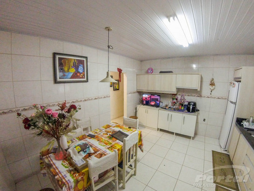 Ótima Casa No Bairro Ribeirão Fresco, Imóvel Conta Com 3 Dormitórios, 2 Banheiros, Cozinha, Sala De Estar E Jantar, Área De Festas, Área De Serviço E Um Excelente Espaço De Terreno. - 3579615v
