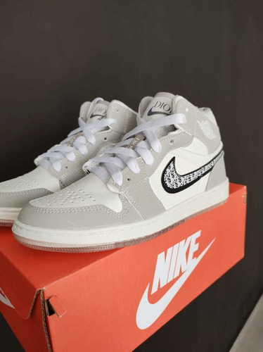 Imagen 4 de 4 de Jordan 1 Retro Gris Blanco Tenis