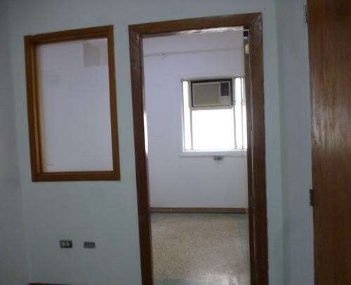 Imagen 13 de 17 de Oficina En Edificio Comercial Con Fachada Recién Actualizada, Consta De 86 M2, Sabana Grande
