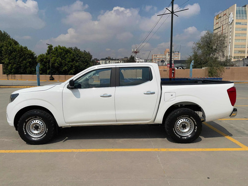 Imagen 8 de 15 de Nissan Np300 2017 2.4 Doble Cabina Se Aa Pack Seg Mt