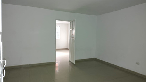 Casa De 3 Pisos Con 5 Apartamentos