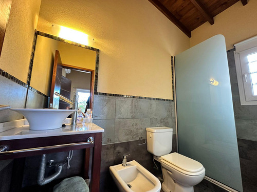 Moderna Casa En Venta, Pinamar, 4 Dormitorios Con Psicina Climatizada, Vinoteca. Financiacion