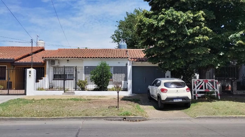 Chalet Con Garage, Quincho Y Fondo Libre.