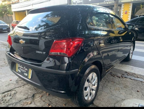Imagem 2 de 9 de Chevrolet Onix 1.0 Mpfi Lt 8v Flex 4p Manual