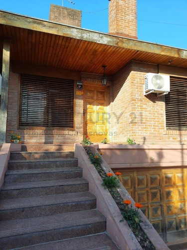 Imagen 2 de 29 de Excelente Chalet Sobre 294 M2 Quincho Parrilla Cochera 2 Autos