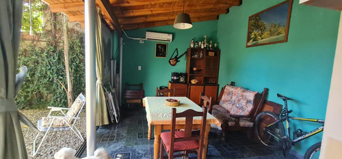 Casa Tipo Chalet De 5 Ambiente Con Gge Cubierto , Jardin,fondo , Quincho, 3 Baños, Desarrollada En 2 Plantas, Sobre Lote De 8.x 24 Mts