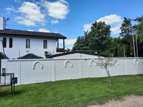 Casa En Venta - 4 Dormitorios 3 Baños - 1.180mts2 - Tortuguitas