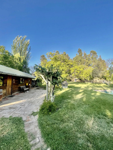 Espléndida Parcela Con Linda Casa Familiar En Venta