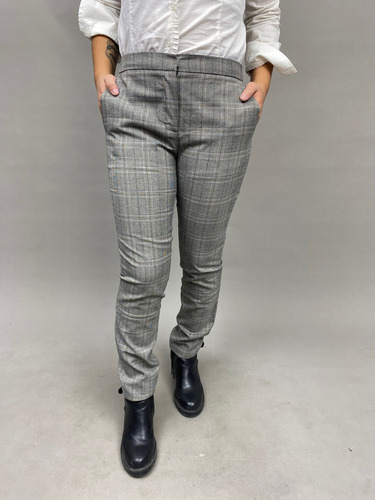 Pantalón Marca  Zara  De Color Gris Con Uso Visible Talla S