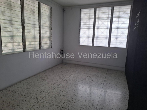 María Martínez Te Ofrece En Alquiler Este Espacioso Local Comercial Al Este De Barquisimeto, Piso De Granito, Área De Cocina, Ideal Para Centro Médico, Estético, Oficinas, Seguridad 24/7.