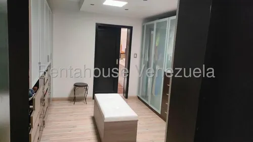 Agp Fabulosa Casa Remodelada. En Venta En La Boyera, Ubicada En Calle Cerrada 25-12979 Ys