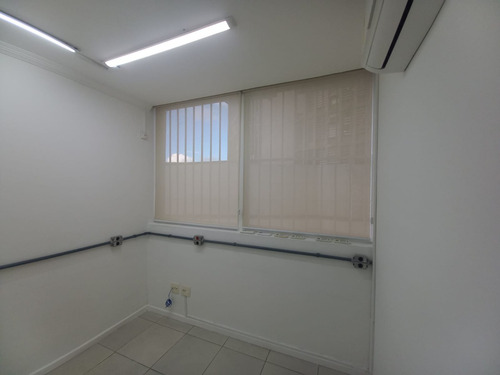 Excelente Sala Comercial Próxima Ao Metrô República, Na Av. Ipiranga 318, Com 148 M2 Mais 33,26 M2 De Área Comum. Imóvel Conta 7 Ares-condicionados, 4 Elevadores, 3 Banheiros, Segurança No Condomínio