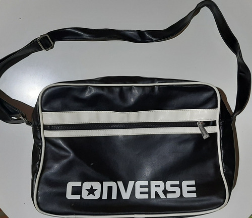 Bolso Rectangular Con Dos Cierres Y Tira