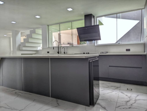 Espectacular Casa Ubicada En Una De Las Mejores Zonas De Valencia, Urb. El Parral