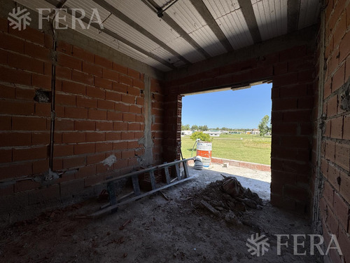 Venta De Casa En Construcción De 6 Ambientes Con Piscina En Area 60