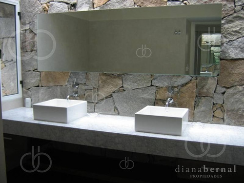 Imagen 11 de 30 de En Punta Del Este En La Zona Exclusiva De Punta De Piedra, Chalet De 5 Dormitorios Y Dependencia Con Piscina Climatizada.- Ref: 4041