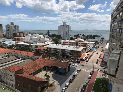 Imagen 3 de 30 de Apartamento En Venta, Edificio A Metros De Playa Brava