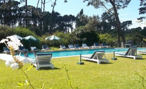 Casa - La Arbolada - En Barrio Priado -punta Del Este