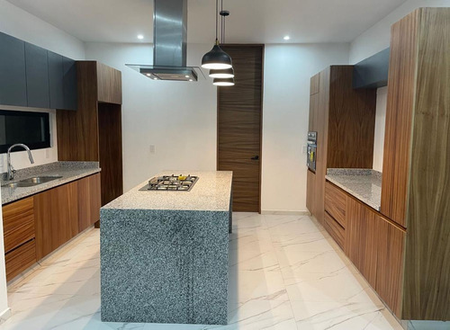 Casa En Venta, Parques Vallarta Dentro De Coto, Con 4 Niveles (tiene Sótano Y Pérgolado En El Roof).