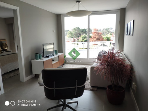 Venta De Apartamento En La Roosevelt, 2 Dormitorios, 2 Baños, Cerca De Todo. - Ref: 167189