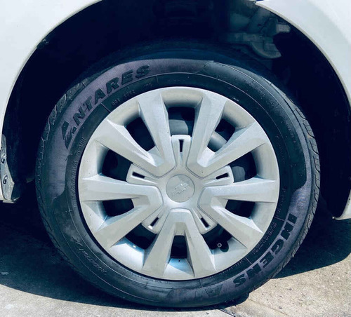 Imagen 4 de 9 de Chevrolet Aveo 2017 4p Ls L4/1.6 Man Linea Anterior