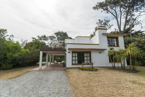 Punta Del Este, Chalet En Pinares, A Pasos Del Mar, 4 Dormitorios .- Ref: 41775