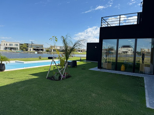 Venta - Casa Moderna Con Vista A La Laguna | Barrio Villalobos