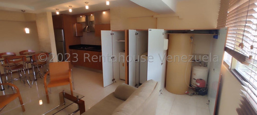 Apartamento Totalmente Amoblado Y Listo Para Vivirlo En Guaicay, Piso Bajo, Edificio Bien Mantenido, Parque Jardín, 1 Puesto De Estacionamiento Techado Vista Panorámica Vi Mls 24-5721