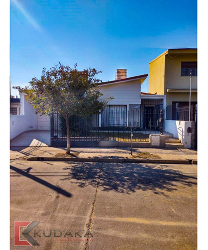¡increíble Oportunidad! Propiedad De 3 Dormitorios + Departamento Independiente En Parque Capital. Apto Credito