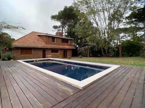 Casa En Punta Del Este Con 3 Dormitorios A 3 Cuadras Del Mar Piscina
