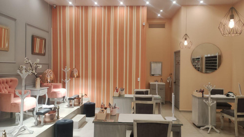 Aclientado Lugar De Uñas Con 5 Años En Traspaso