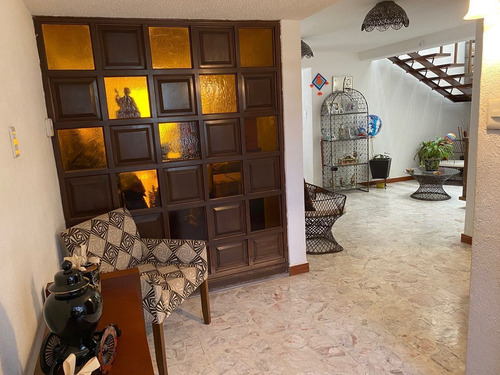 Venta De Casa Con Locales A Unos Metros De Av Constituyentes, Querétaro