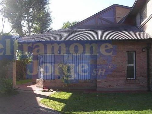 Hermoso Chalet De 2/3 Dormitorios Con Jardín, Quincho Y Piscina. Oportunidad