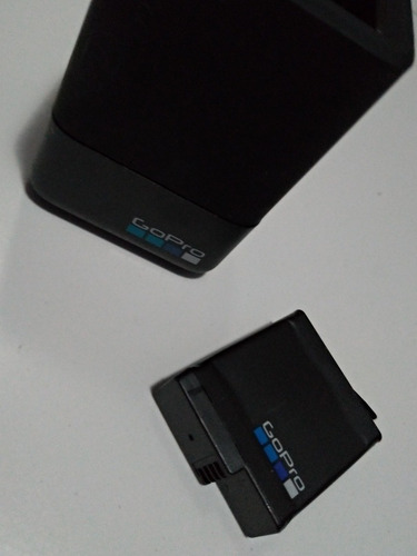 Gopro Hero 5 Black + Carregador De Bateria + 5 Acessórios