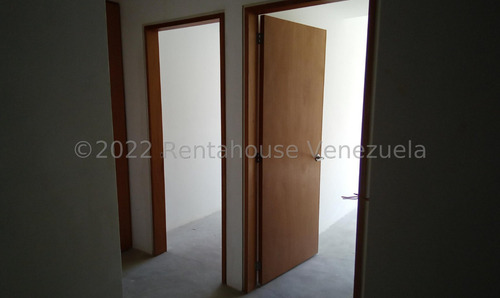 Ss: Vende Apartamento 23-15207 En Lomas De Las Mercedes De 205 M2, 3h/4b/4pe