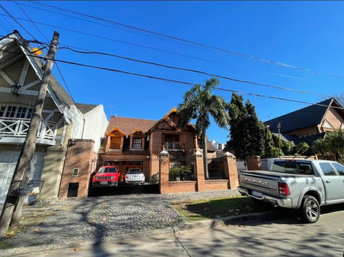 Chalet De Categoría 8 Amb. 484 M² Cub. C/ Garaje Para 2 Autos Y Parque C/ Pileta - Haedo