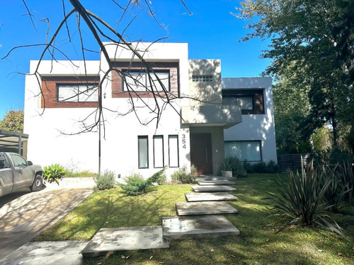 Venta Casa De 4 Dormitorios Con Amarra En Barrio San Isidro 