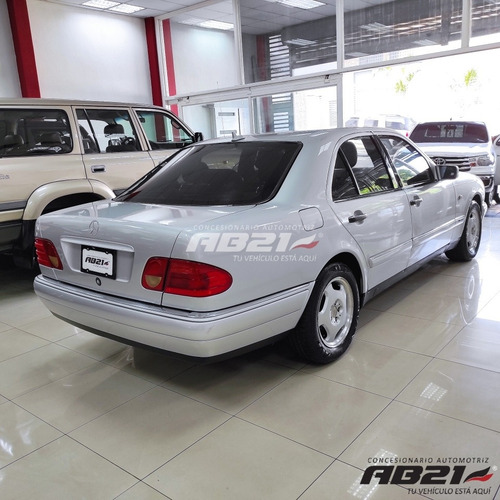 Imagen 4 de 11 de Mercedes Benz E 240 Elegance
