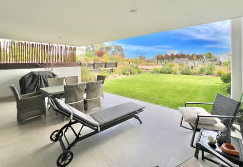 Excelente Departamento En Primer Piso Con Jardín En Marbella