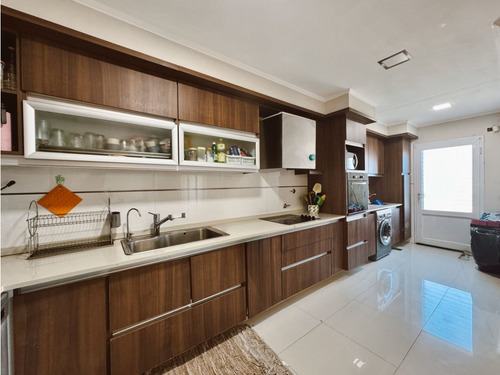 En Venta Amplia Casa 4 Dormitorios, Cocheras Y Fondo Verde Con Pileta